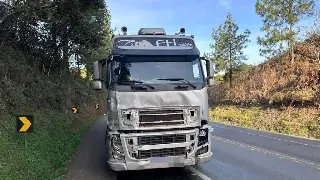 Violenta colisão entre carro e carreta deixa motorista ferido em SC - 1