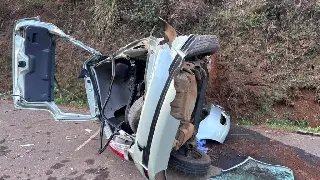 Violenta colisão entre carro e carreta deixa motorista ferido em SC - 3