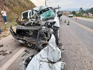 Polícia atualiza dados sobre acidente grave entre carro e caminhão - 3