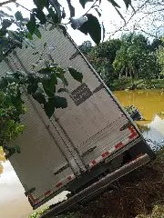 Colisão frontal entre carro e caminhão deixa três mortos em SC - 2