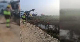 Casal morre após carro capotar e cair em lago na BR-101 - 1