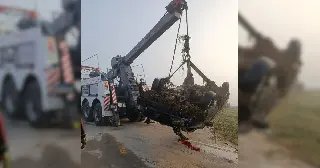Casal morre após carro capotar e cair em lago na BR-101 - 4