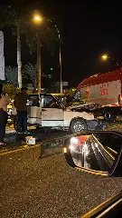 Colisão entre carro e ônibus deixa motorista presa nas ferragens na Ivo Silveira  - 1