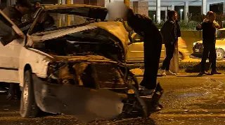 Colisão entre carro e ônibus deixa motorista presa nas ferragens na Ivo Silveira  - 3