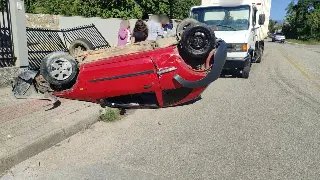 Motorista de Ford Ka capota após colisão no bairro Rio Branco - 1