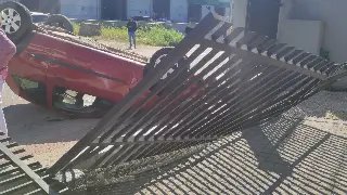 Motorista de Ford Ka capota após colisão no bairro Rio Branco - 5
