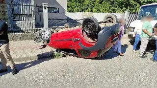 (VÍDEO) Câmera flagra carro capotando após colisão com caminhão em Brusque - 4