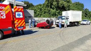 (VÍDEO) Câmera flagra carro capotando após colisão com caminhão em Brusque - 3