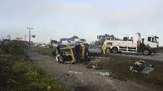 Ônibus de turismo tomba na BR-101 e deixa mortos e feridos - 1