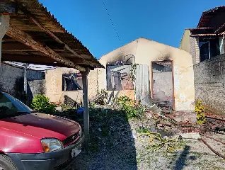 Casa pega fogo e morador fica ferido ao tentar apagar as chamas - 1
