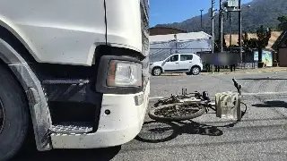 Idosa é levada de helicóptero ao hospital após colisão entre bicicleta e carreta - 1
