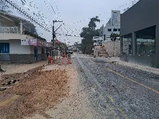 (VÍDEO) "A tendência é piorar cada vez mais", diz funcionário de comércio sobre buraco na 1º de Maio - 1