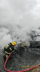 (VÍDEO) Fiorino pega fogo e fica destruída em poucos minutos - 1