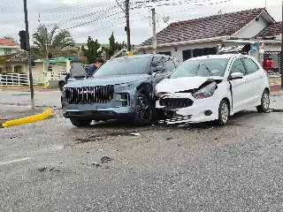 (VÍDEO) Colisão entre dois veículos é registrado em Brusque - 2