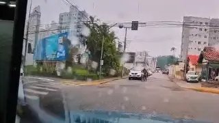 (VÍDEO) Colisão entre dois veículos é registrado em Brusque - 1