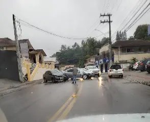 (VÍDEO) Bombeiros são acionados para colisão entre dois carros no Santa Rita - 1