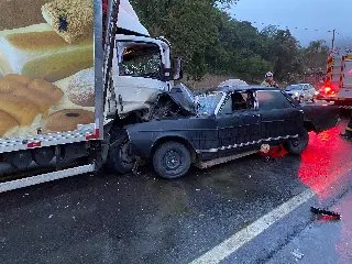 Vídeo mostra caminhão em zigue-zague antes de acertar carro e matar três pessoas - 2