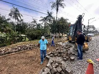 Rua de calçamento é reparada no Jardim Maluche - 1