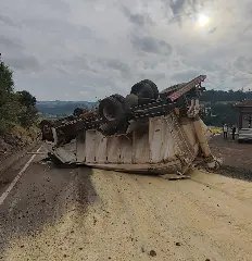 Motorista morre após caminhão capotar em rodovia em SC - 1