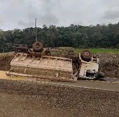 Motorista morre após caminhão capotar em rodovia em SC - 2