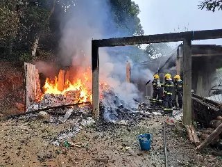 Bombeiros enfrentam difícil acesso para controlar incêndio no Brilhante - 3