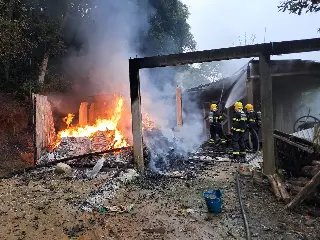 Bombeiros enfrentam difícil acesso para controlar incêndio no Brilhante - 2