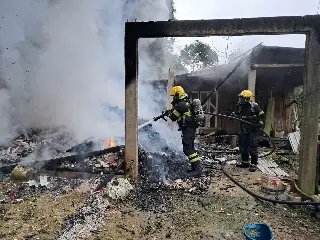 Bombeiros enfrentam difícil acesso para controlar incêndio no Brilhante - 1