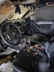 Cheiro de queimado revela carro pegando fogo na garagem - 2