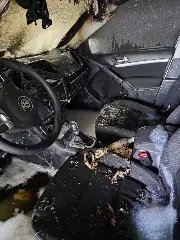 Cheiro de queimado revela carro pegando fogo na garagem - 4