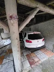 Cheiro de queimado revela carro pegando fogo na garagem - 1