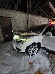 Cheiro de queimado revela carro pegando fogo na garagem - 3