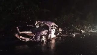 Três pessoas morrem em grave acidente entre caminhonete e caminhão - 4