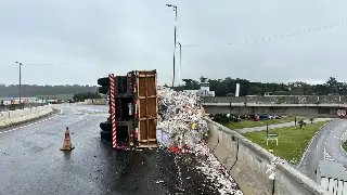 Caminhão tomba, derruba carga e trânsito fica interditado na BR 282 - 2