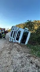 Motorista fica preso às ferragens após caminhão tombar em Ilhota - 5