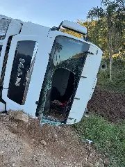 Motorista fica preso às ferragens após caminhão tombar em Ilhota - 2