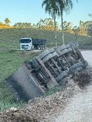 Motorista fica preso às ferragens após caminhão tombar em Ilhota - 3