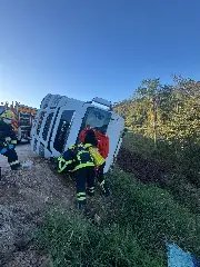 Motorista fica preso às ferragens após caminhão tombar em Ilhota - 6