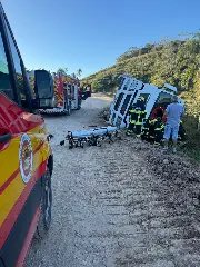 Motorista fica preso às ferragens após caminhão tombar em Ilhota - 4