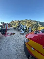 Motorista fica preso às ferragens após caminhão tombar em Ilhota - 1
