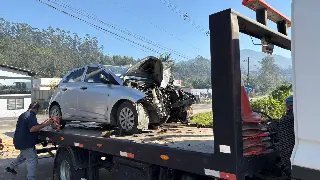 (URGENTE) Motorista morre ao colidir carro contra poste em Brusque - 1