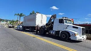 Caminhão com para-brisa quebrado e licenciamento vencido é removido pela GTB - 3