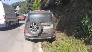 (VÍDEO) Motorista derruba poste próximo à Renaux e condutores ajudam a liberar via - 1