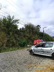 Motorista perde controle de veículo e cai de barranco de 8 metros - 1