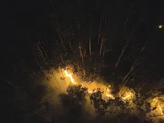 Chamas assustam moradores, mas incêndio é apagado no bairro Velha - 2