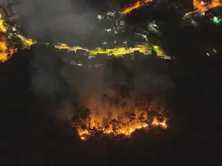 Chamas assustam moradores, mas incêndio é apagado no bairro Velha - 1