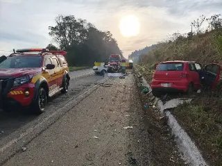 Colisão frontal na BR-470 mata duas pessoas e fere outras duas - 1