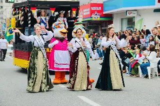 Desfile cívico celebra os 165 anos de Brusque com memória e cuca gigante - 11
