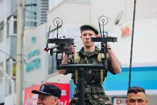Desfile cívico celebra os 165 anos de Brusque com memória e cuca gigante - 2