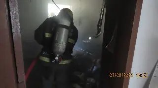 Bombeiros controlam fogo em residência e morador é levado ao hospital - 2