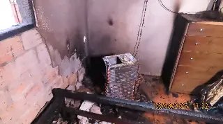 Bombeiros controlam fogo em residência e morador é levado ao hospital - 1